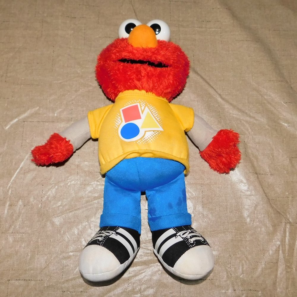 Talking Singing ELMO Shapes Colors Sesame Street 2010 Plush Toy HASBRO